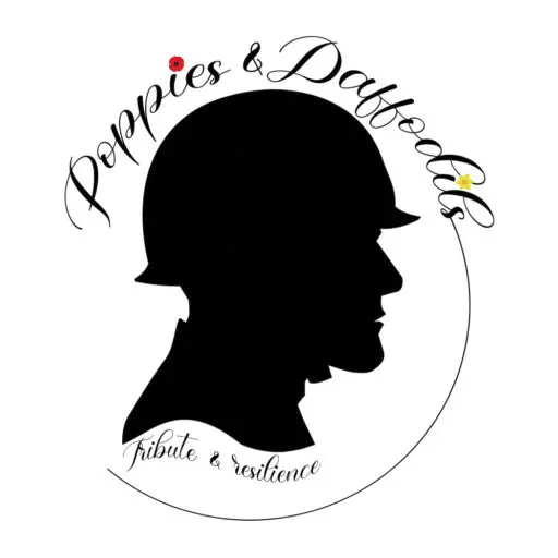Logo de l’association Poppies and Daffodils représentant le profil noir d’un soldat coiffé d’un casque, entouré des mots “Poppies & Daffodils – Tribute & Resilience”, avec une fleur de coquelicot et une jonquille intégrées à la typographie.