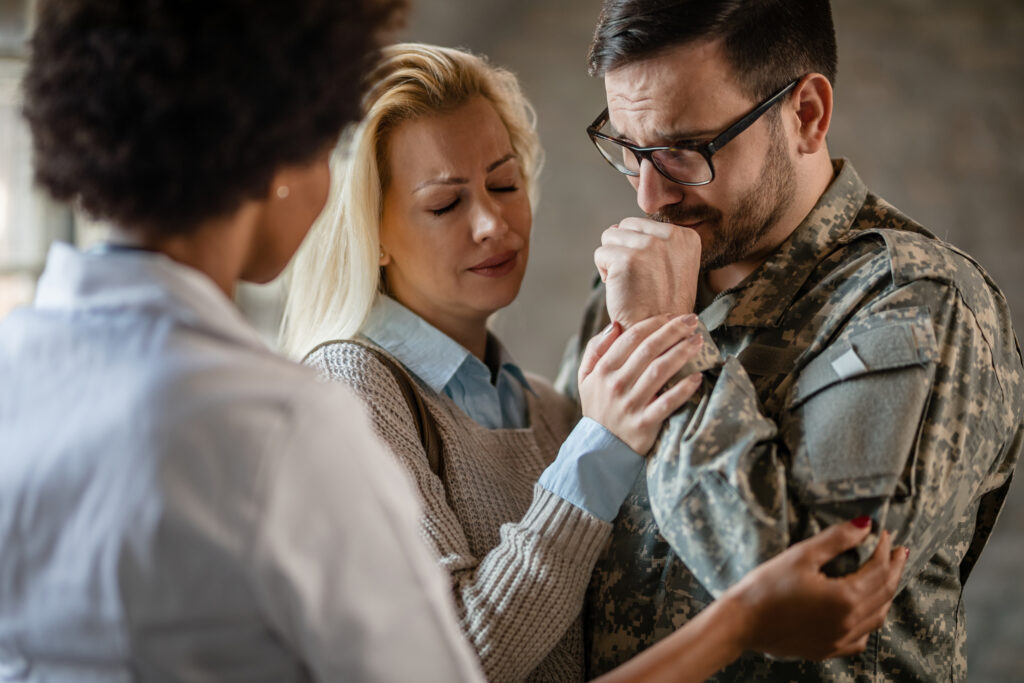 Soldat avec femme médecin