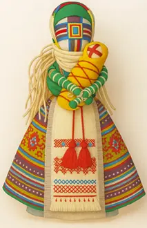 Accueil 5 Poupée traditionnelle ukrainienne Motanka en tenue colorée, symbole de protection et d’espoir, tenant un bébé dans ses bras.