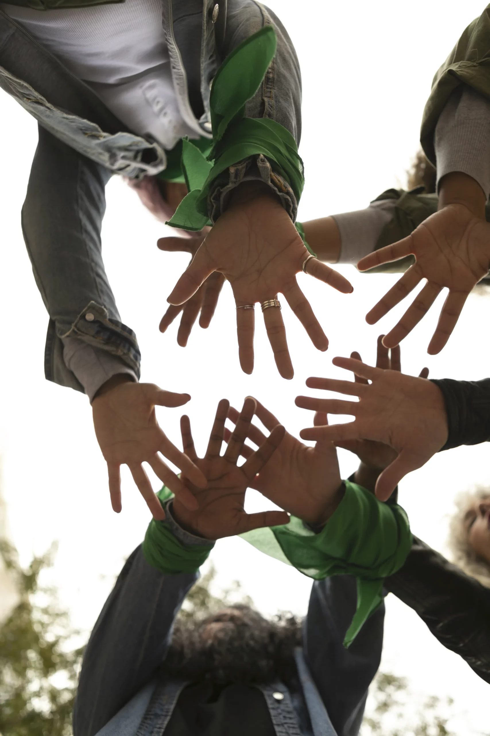 Mains tendues en signe de solidarité