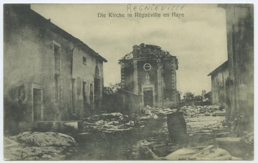 Notre histoire 1 Photographie ancienne du village de Regniéville-en-Haye en ruines après les bombardements de la Première Guerre mondiale, lieu d’origine de l’arrière-grand-père du fondateur de Poppies and Daffodils et début de son histoire