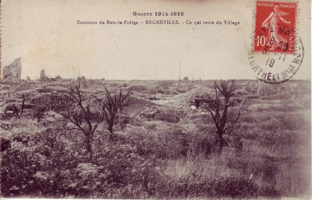 Notre histoire 2 Photographie ancienne montrant le village de Regniéville-en-Haye complètement détruit par les bombardements de la Première Guerre mondiale. On y voit un paysage de désolation, des arbres calcinés et des ruines à perte de vue, vestiges silencieux d’un village autrefois habité, situé près du Bois-le-Prêtre.