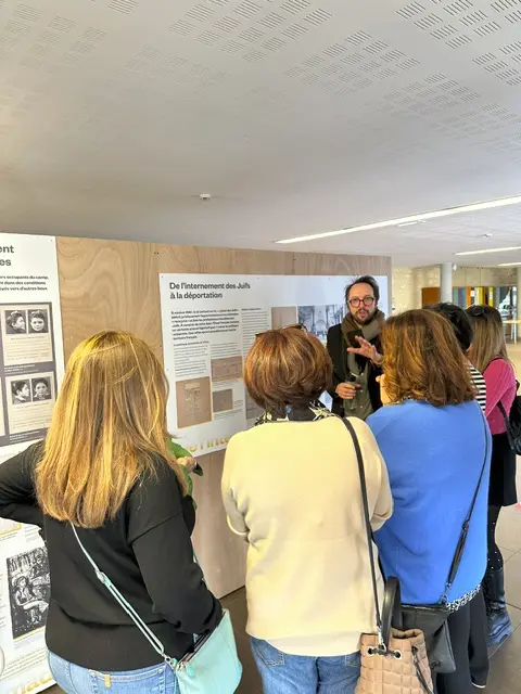 Enseignants italiens devant une exposition consacrée au camp d'internement de Mérignac-Beaudésert et à la déportation