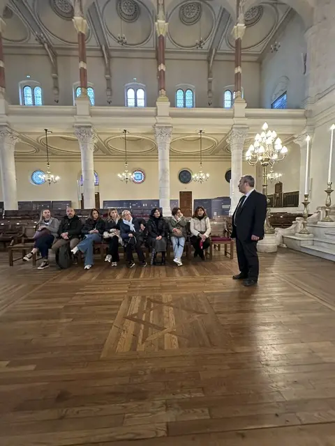 Enseignants italiens reçus par le rabbin lors d'une visite de la synagogue de Bordeaux