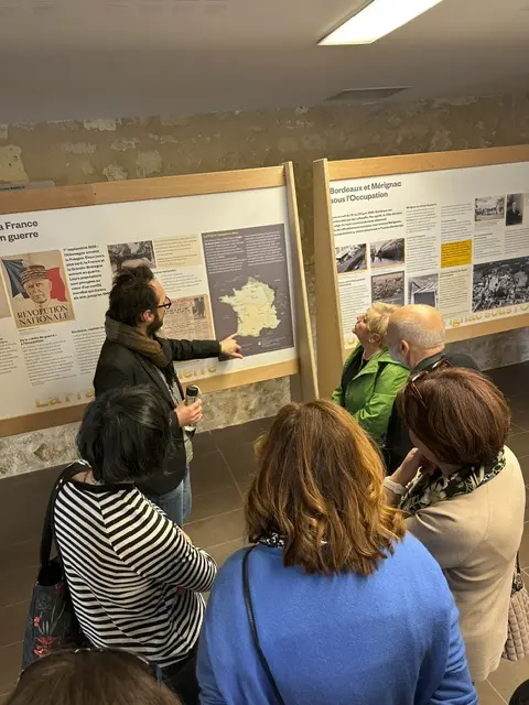 Enseignants italiens découvrant une exposition sur Bordeaux et Mérignac sous l'Occupation aux Archives départementales de la Gironde